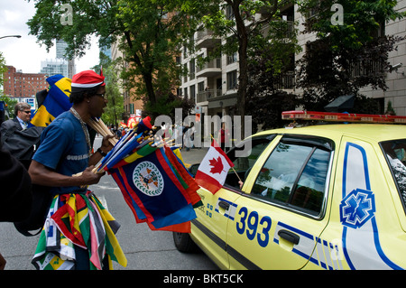 Montrealer Verkauf Flaggen während der Carifete-Parade-Montreal Stockfoto