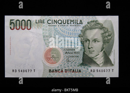 Blick auf einer 5.000 (fünftausend) italienische Lira Banknote (im Jahr 2002 durch den Euro ersetzt) auf einem schwarzen Hintergrund. Stockfoto