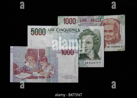 Blick auf drei italienische Lira-Banknoten (im Jahr 2002 durch den Euro ersetzt) auf einem schwarzen Hintergrund. Stockfoto