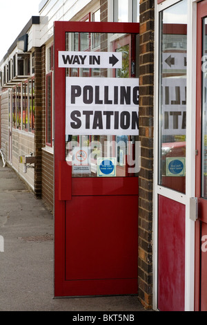 Zeichen auf dem Wahllokal am Wahltag in Großbritannien Stockfoto