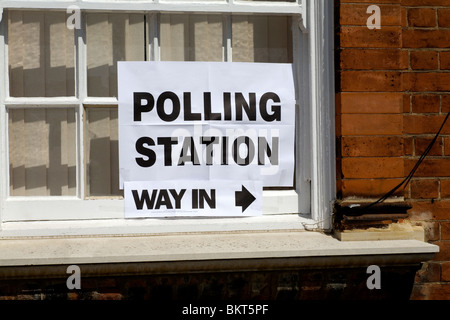 Zeichen im Wahllokal am Wahltag in Großbritannien Stockfoto