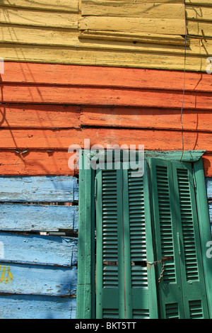 Eine bunte Holzwand gefunden in La Boca, Buenos Aires, Argentinien Stockfoto