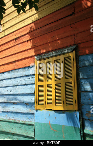 Eine bunte Holzwand gefunden in La Boca, Buenos Aires, Argentinien Stockfoto