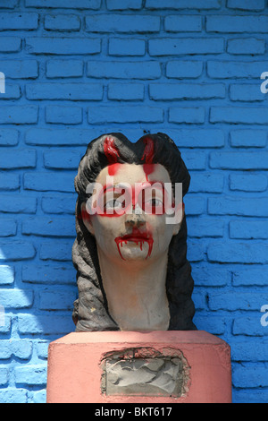 Eine Statue einer Frau, die mit Graffiti-Farbe - La Boca, Buenos Aires, Argentinien verwüstet worden Stockfoto