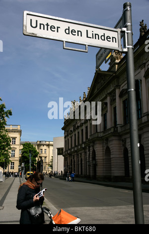 Verkehrszeichen für Unter Den Linden, Berlin, Deutschland Stockfoto