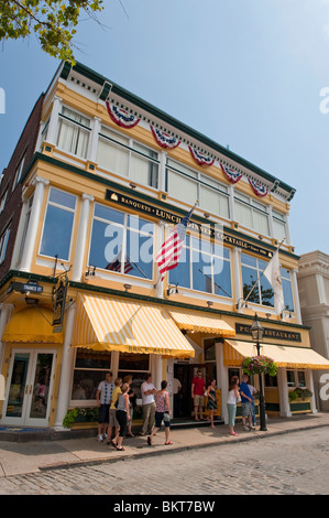 Newport Straßenszene mit Ziegel Gasse Pub & Restaurant im Thames Street, Newport Rhode Island, USA Stockfoto