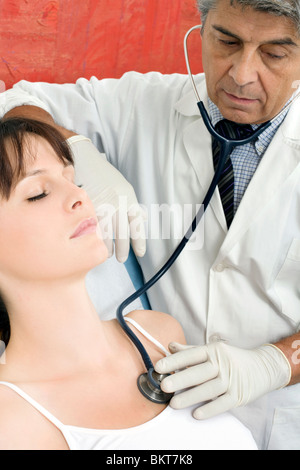 Mann Arztbesuche kaukasische Mädchen mit Stethoskop Stockfoto