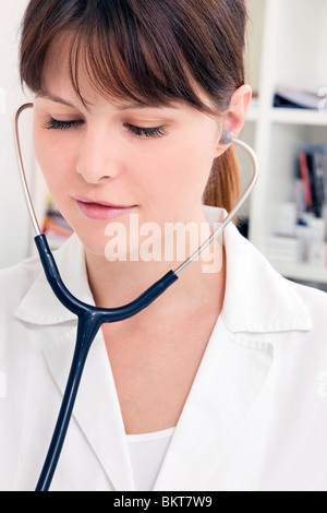 Porträt einer jungen kaukasischen Frau Doktor mit Stethoskop Stockfoto