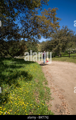 Mutter und Kleinkind Wandern am Santa Ysabel Open Space bewahren West, San Diego County, Kalifornien Stockfoto