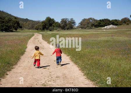 Zwei jungen in Santa Ysabel Open Space zu bewahren, San Diego County, Kalifornien Stockfoto