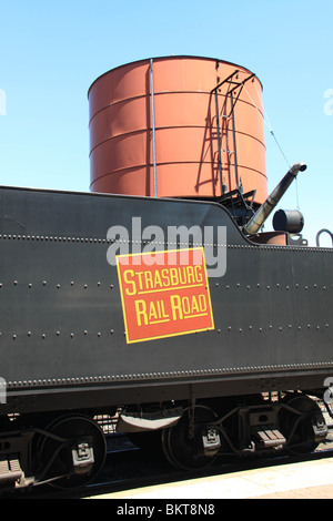 Strasburg Rail Road Company-Bummelzug geht durch den Bahnübergang in Strasburg Stockfoto