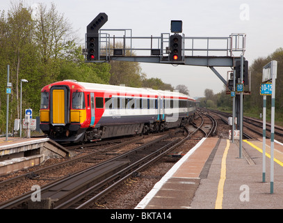 Klasse 442 Gatwick Express Zug nähert sich drei Brücken Station Stockfoto