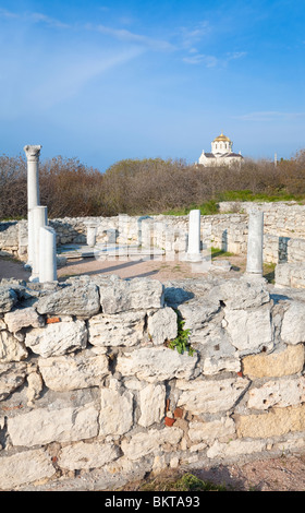 Ausgrabung der Basilika am Abend Chersones (alte Stadt) und St Vladimirs Kathedrale (Sewastopol, Krim, Ukraine) Stockfoto