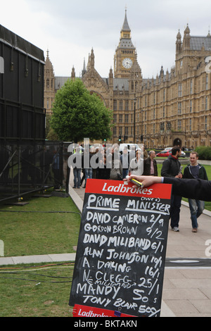 Wett-Quoten für Premierminister während britische allgemeine Wahl des 6. Mai 2010 außerhalb des Parlaments in Westminster. Stockfoto