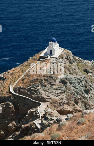 Griechenland - weiß getünchten blaue Kuppel orthodoxe Kirche auf einer felsigen Landzunge auf Sifnos Insel in den Kykladen Stockfoto