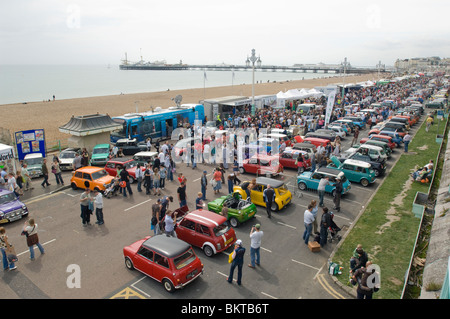 Die von London nach Brighton Mini 2007 ausführen. Minis auf Brightons Madeira Drive geparkt. Brighton Pier ist im Hintergrund Stockfoto