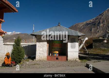 Gebetsmühle im Garten des Tempels Muktinath, Mustang District, Annapurna Circuit, Nepal, Stockfoto