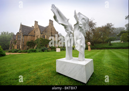 Ausstellung im Asthall Manor in der Nähe von Burford, Oxfordshire Mai 2008 - "Engel Harmony" von Helaine Blumenfeld Skulptur. Stockfoto
