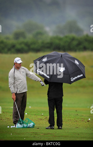 Golfer trainieren trotz der walisischen Regen auf die Celtic Manor Wales Open 2008 Stockfoto