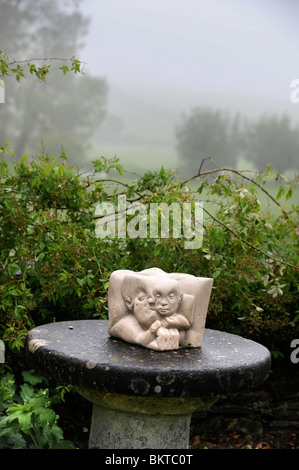 Skulpturen-Ausstellung im Asthal Manor in der Nähe von Burford, Oxfordshire Mai 2008 - A Jon Edgar arbeiten. Stockfoto