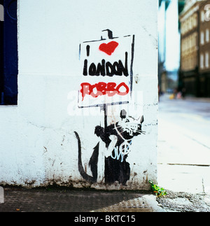 Eine Banksy Street Art Schablone auf einer Wand eines Ratte, die einmal sagte: „London funktioniert nicht“, änderte sich zu sagen „I love London“ von Robbo in London Großbritannien KATHY DEWITT Stockfoto