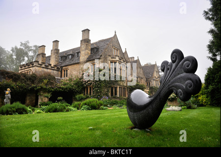 Ausstellung im Asthal Manor in der Nähe von Burford, Oxfordshire Mai 2008 - die Arbeit mit dem Titel "Cetacean Plume" von Dominic Welch Skulptur. Stockfoto