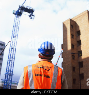 Eine Mitarbeiterin von Network Rail Balfour Beatty mit Schutzhelm, die einen Baukran bei Blackfriars South London, Großbritannien England, beobachtet, KATHY DEWITT Stockfoto