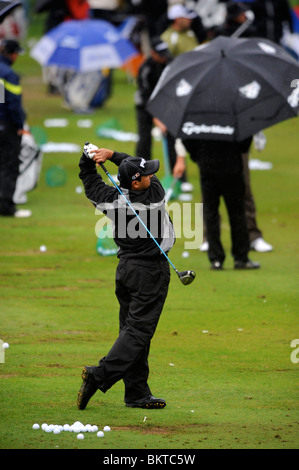 Golfer üben ihre Fahrt trotz des walisischen Regens bei Celtic Manor Wales Open 2008 Stockfoto