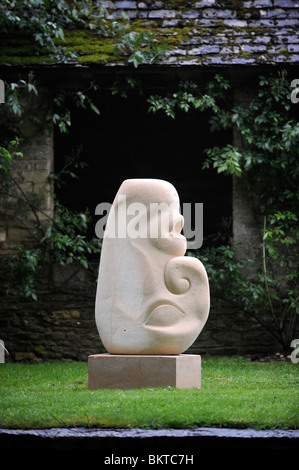 Skulpturen-Ausstellung im Asthal Manor in der Nähe von Burford, Oxfordshire Mai 2008 Stockfoto