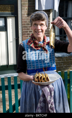 Frau mit Fisch, Urk Dorf, Zuiderzeemuseum, Enkhuizen, Niederlande Stockfoto