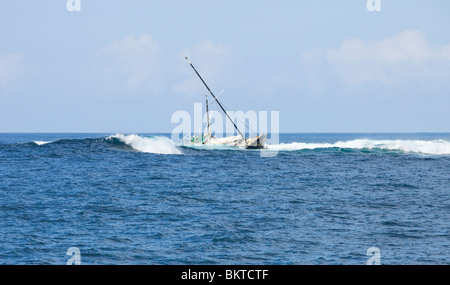 Wrack einer Yacht auf den Felsen vor der Küste von Santa Cruz in den Galapagos Inseln Stockfoto