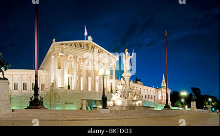 WIEN, Österreich – Ein hochauflösendes Panorama des österreichischen Parlaments bei Nacht. Das neoklassizistische Gebäude ist beleuchtet und hebt seine großen architektonischen Details hervor. Das Parlament ist ein bedeutendes politisches und historisches Wahrzeichen in Wien. Stockfoto