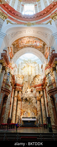 WIEN, Österreich — Ein hochauflösendes vertikales Panorama des Hauptaltar der Karlskirche in Wien. Karlskirche oder St. Die Karlskirche steht hoch vor der Wiener Skyline mit ihrer charakteristischen grünen Kuppel und zwei flankierenden Säulen. Die Kirche, ein beispielhaftes Werk barocker Architektur, wurde Anfang des 18. Jahrhunderts erbaut und ist dem Heiligen Karl Borromeo gewidmet, einer Figur, die für ihre Hingabe an die Kranken während der Zeit der Pest bekannt ist. Stockfoto