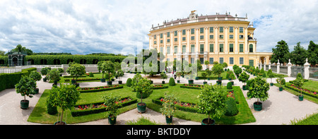 Schloß Schönbrunn Schloß Schloß Schloß Schloß Wien Österreich // WIEN, Österreich — Panoramaaufnahme des Schloß Schloß Schönbrunn in Wien, Österreich. Schloss Schönbrunn, ein prachtvolles barockes architektonisches Meisterwerk in Wien, war die ehemalige Sommerresidenz der Habsburger Monarchen. Heute gehören der Palast und seine weitläufigen Gärten zum UNESCO-Weltkulturerbe und ziehen jedes Jahr Millionen von Besuchern an, die seine historische und kulturelle Bedeutung schätzen. Stockfoto