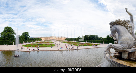 Schloss Schönbrunn Neptunbrunn Wien Österreich // WIEN, Österreich — Panoramaaufnahme des Neptunbrunnens auf Schloss Schönbrunn in Wien, Österreich. Schloss Schönbrunn, ein prachtvolles barockes architektonisches Meisterwerk in Wien, war die ehemalige Sommerresidenz der Habsburger Monarchen. Heute gehören der Palast und seine weitläufigen Gärten zum UNESCO-Weltkulturerbe und ziehen jedes Jahr Millionen von Besuchern an, die seine historische und kulturelle Bedeutung schätzen. Stockfoto