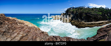 NORTH STRADBROKE ISLAND, Australien – Panoramaaufnahme der felsigen Landzunge des Point Lookout auf North Stradbroke Island, Queensland, Australien. Direkt vor der Küste von Brisbane ist North Stradbroke Island die zweitgrößte Sandinsel der Welt und ein beliebtes Urlaubsziel. Die Insel ist die Heimat der Quandamooka und eine reiche Vielfalt an einzigartiger Flora und Fauna. Sie ist eine der weltweit größten Sandinseln und ein wertvoller Naturschatz in Queensland. Stockfoto