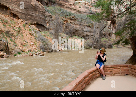 Weibliche Wanderer Wanderer am Riverside Walk entlang Virgin River Zion Canyon Zion National Park Utah USA Kim Paumier Herr Stockfoto