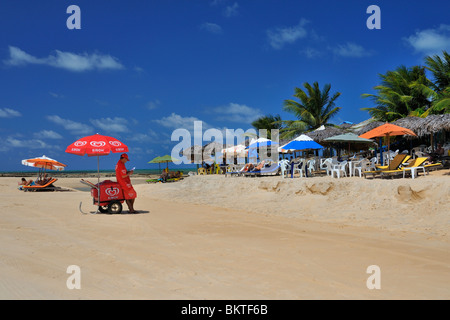 Tibau Sul-Strand-Szene mit Eis-Verkäufer Stockfoto