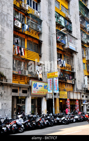 Motorroller Parken in der Straße vor dem Gebäude Macau China Stockfoto