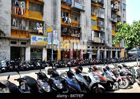 Parken in der Straße vor dem Gebäude, Macau, China Roller Stockfoto