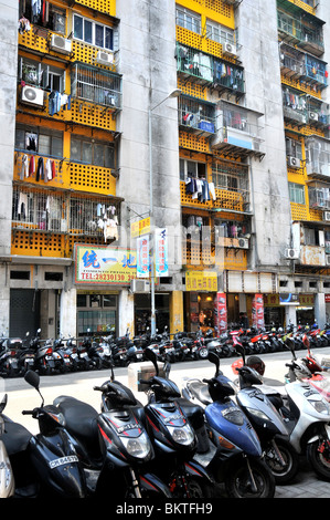 Parken in der Straße vor dem Gebäude, Macau, China Roller Stockfoto