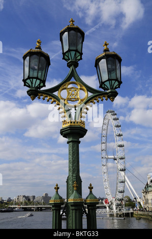 Reich verzierte Laterne auf Westminster Bridge mit dem London Eye, London, England, UK Stockfoto