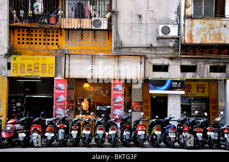 Parken in der Straße vor dem Gebäude, Macau, China Roller Stockfoto