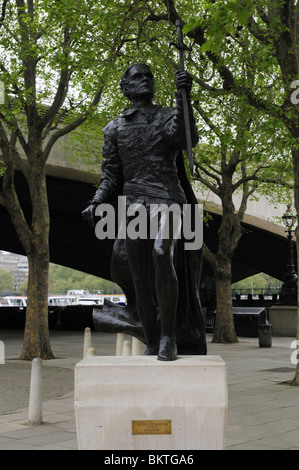 Statue von Sir Laurence Olivier als Hamlet außerhalb des National Theatre, South Bank, London, England, UK Stockfoto