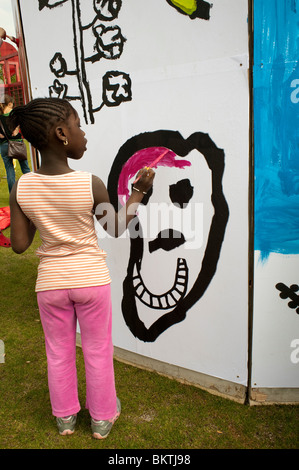 Feier des Welttags des fairen Handels, mit Kindermaltwand, auf dem Rasen des La Villette Parks, um den Kauf des fairen Handels und Street Art zu fördern Stockfoto