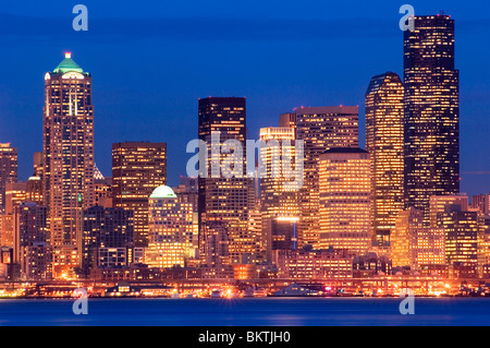 Die Innenstadt von Seattle, Washington Skyline der Stadt in der Dämmerung. Stockfoto