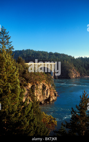 Historic Whidbey Island Bridge und Deception Pass State Park zwischen Whidbey und Fidalgo Inseln, Washington State, USA. Stockfoto