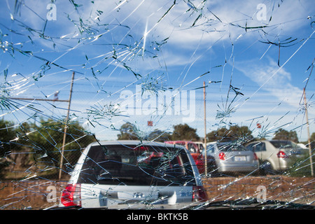 Gebrochene Auto Windschutzscheibe eines Autos in einem Auto pfänden voller Hagel beschädigt Autos vor dem Sturm am 22.03.2010 Stockfoto