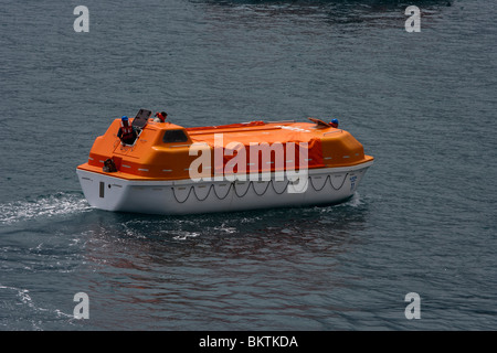 Leben Boote Ausschreibungen Hochgeschwindigkeitsfahrzeuge vom Kreuzfahrtschiff P & O Aurora Reunion Inselhafen Stockfoto