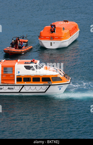 Leben Boote Ausschreibungen Hochgeschwindigkeitsfahrzeuge vom Kreuzfahrtschiff P & O Aurora Reunion Inselhafen Stockfoto